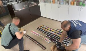 Бізнес на понад 1 млн грн: у Нікополі підозрюють підприємця у незаконному виготовленні рідин для електронних сигарет (фото)