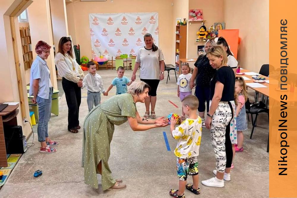 Творили, грали та обіймалися: у Нікополі влаштували сімейну арттерапевтичну зустріч (фото)