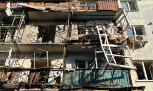 виглядає багатоповерхівка у Нікополі після чергового удару артилерією (4)