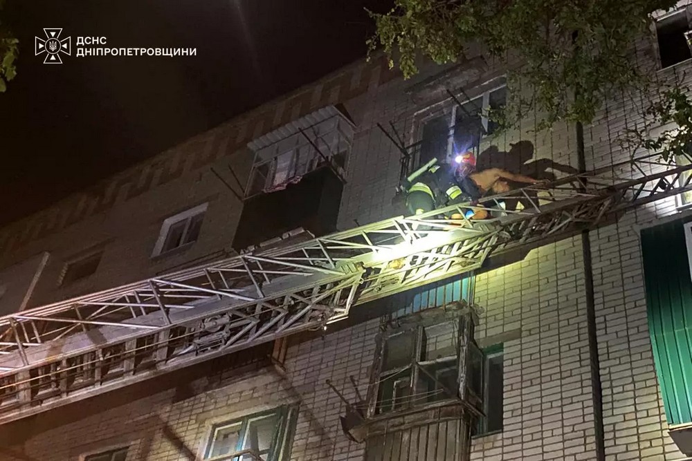 На сходовій клітині загорівся диван: двох підлітків врятували на Нікопольщині під час пожежі (фото)
