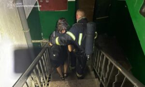 На сходовій клітині загорівся диван: двох підлітків врятували на Нікопольщині під час пожежі (фото)