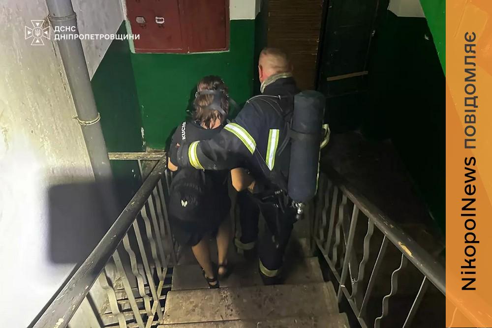 На сходовій клітині загорівся диван: двох підлітків врятували на Нікопольщині під час пожежі (фото)