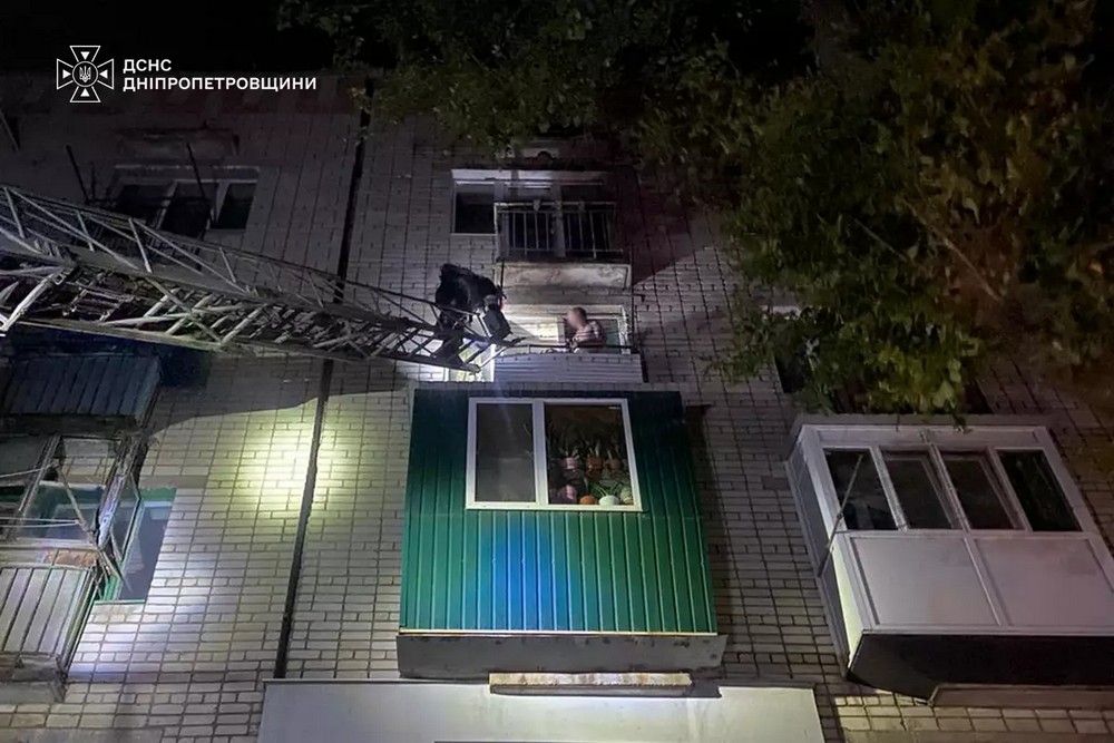 На сходовій клітині загорівся диван: двох підлітків врятували на Нікопольщині під час пожежі (фото)