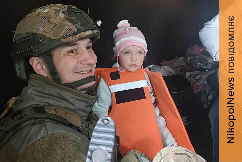 «Діти не хочуть покидати свої домівки…» Майже 500 людей евакуювали з Нікопольщини за рік поліцейські підрозділу «Білий Янгол» (фото, відео)