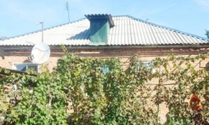 єВідновлення не працює, а грошей у бюджеті не вистачає, але у Нікополі триває ремонт пошкоджених будинків (фото)