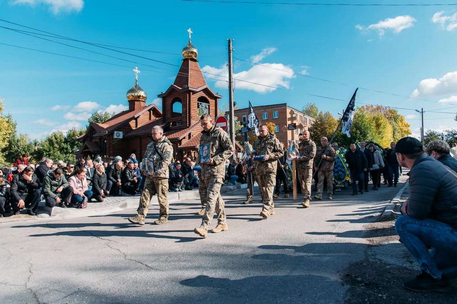 Вбиті росією мешканці Нікопольщини. Захисник з Нікополя Олександр Жуковський загинув 11 жовтня 2023 року. Тож сьогодні треті роковини його смерті, і ми вшановуємо пам’ять Героя. Вбиті росією мешканці Нікопольщини. Захисник з Нікополя Олександр Жуковський загинув 11 жовтня 2023 року. Тож сьогодні треті роковини його смерті, і ми вшановуємо пам’ять Героя.
