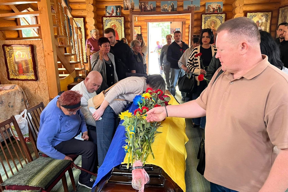 Вбиті росією мешканці Нікопольщини. Захисник з Нікополя Андрій Іванов загинув 5 жовтня 2024 року. Тож сьогодні другі роковини його смерті, і ми вшановуємо пам’ять Героя. Вбиті росією мешканці Нікопольщини. Захисник з Нікополя Андрій Іванов загинув 5 жовтня 2024 року. Тож сьогодні другі роковини його смерті, і ми вшановуємо пам’ять Героя.