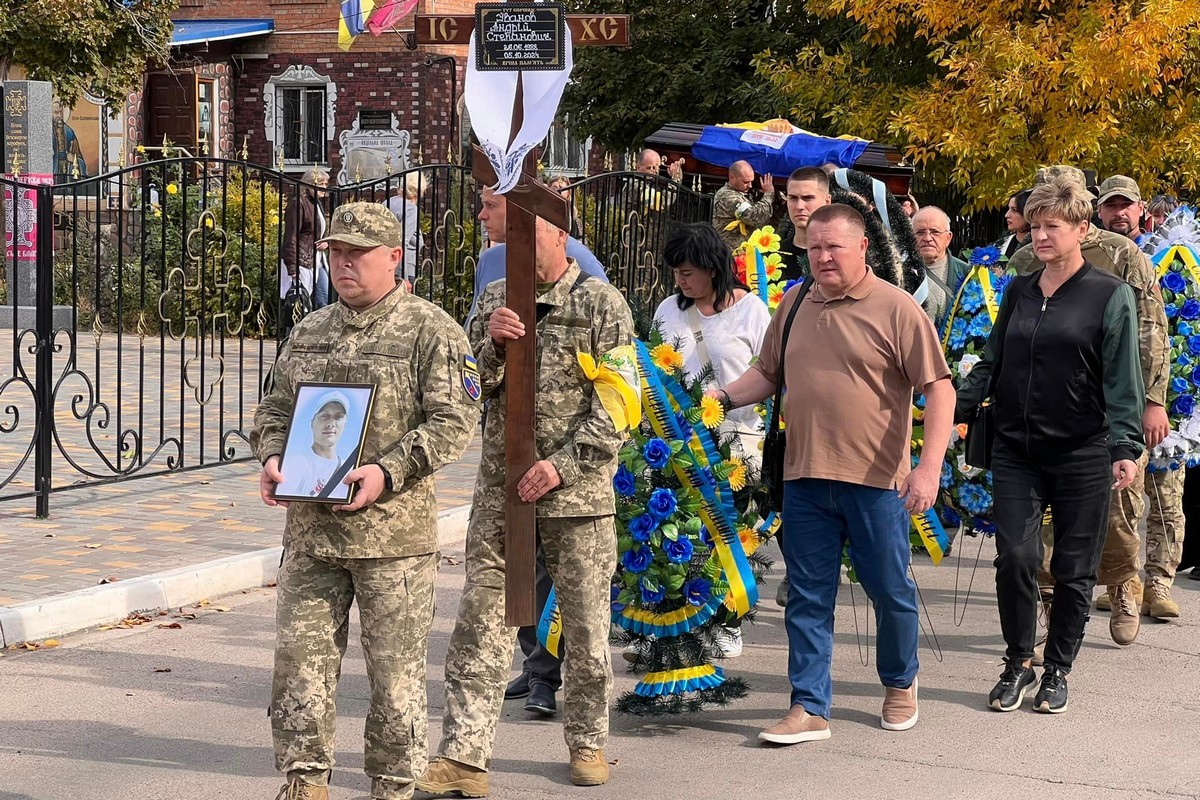 Вбиті росією мешканці Нікопольщини. Захисник з Нікополя Андрій Іванов загинув 5 жовтня 2024 року. Тож сьогодні другі роковини його смерті, і ми вшановуємо пам’ять Героя. Вбиті росією мешканці Нікопольщини. Захисник з Нікополя Андрій Іванов загинув 5 жовтня 2024 року. Тож сьогодні другі роковини його смерті, і ми вшановуємо пам’ять Героя.