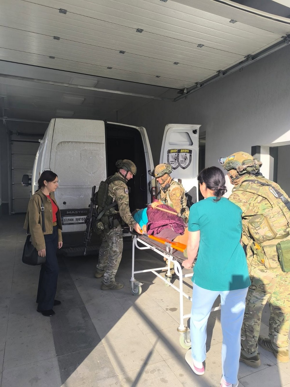 Стало надто небезпечно…: На Нікопольщині «Білі янголи» евакуювали маломобільну жінку Стало надто небезпечно…: На Нікопольщині «Білі янголи» евакуювали маломобільну жінку