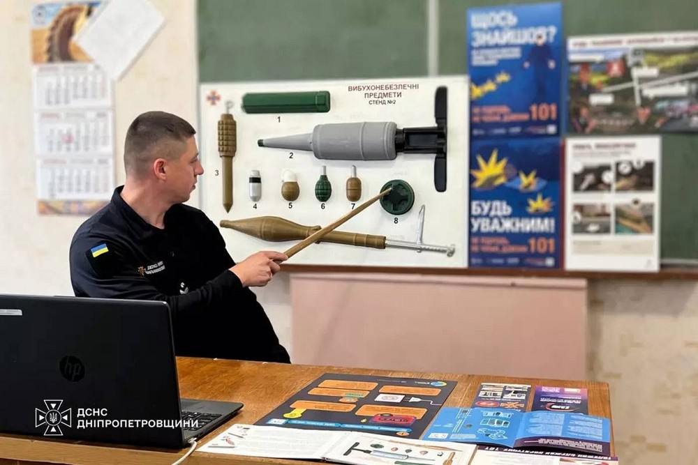 Офіцер ДСНС взяв участь у батьківських зборах в школі на Нікопольщині Офіцер ДСНС взяв участь у батьківських зборах в школі на Нікопольщині