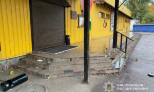 Обстріляв поліцейське авто і погрожував гранатою: в Апостоловому затримали чоловіка, який самовільно залишив військову частину