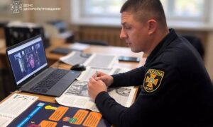 Офіцер ДСНС взяв участь у батьківських зборах в школі на Нікопольщині