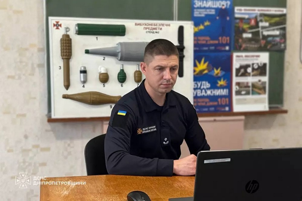 Офіцер ДСНС взяв участь у батьківських зборах в школі на Нікопольщині Офіцер ДСНС взяв участь у батьківських зборах в школі на Нікопольщині