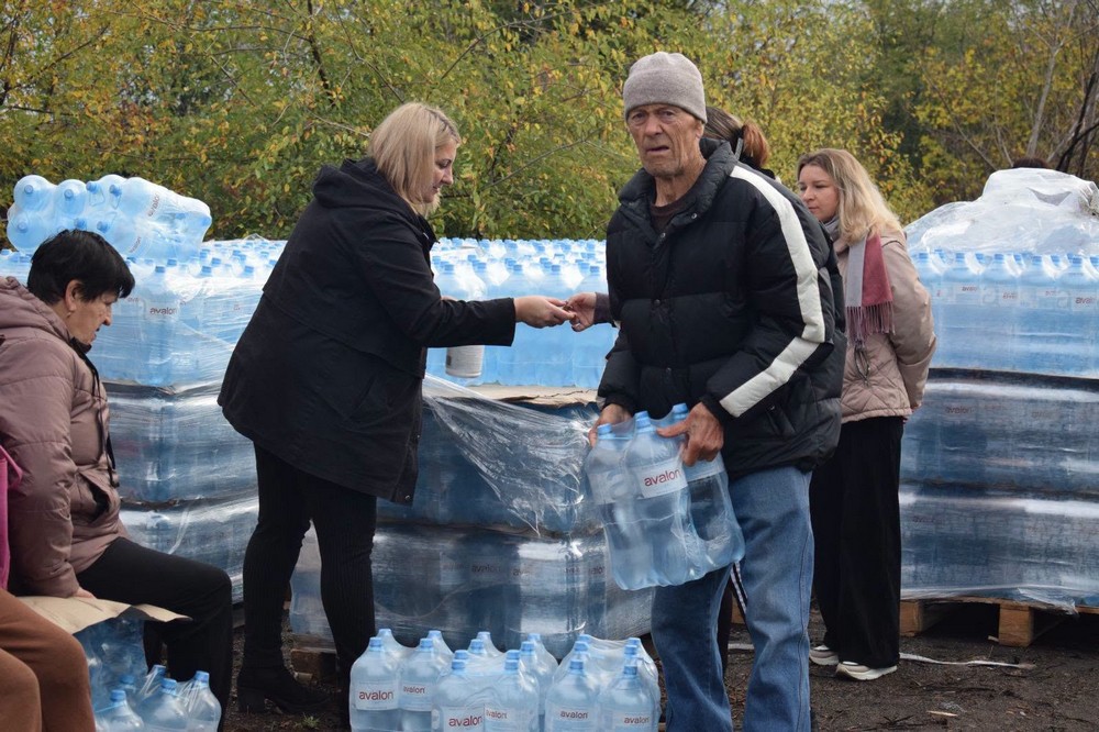 Мешканцям села на Нікопольщині роздали питну воду: фото Мешканцям села на Нікопольщині роздали питну воду: фото