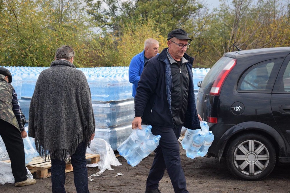Мешканцям села на Нікопольщині роздали питну воду: фото Мешканцям села на Нікопольщині роздали питну воду: фото