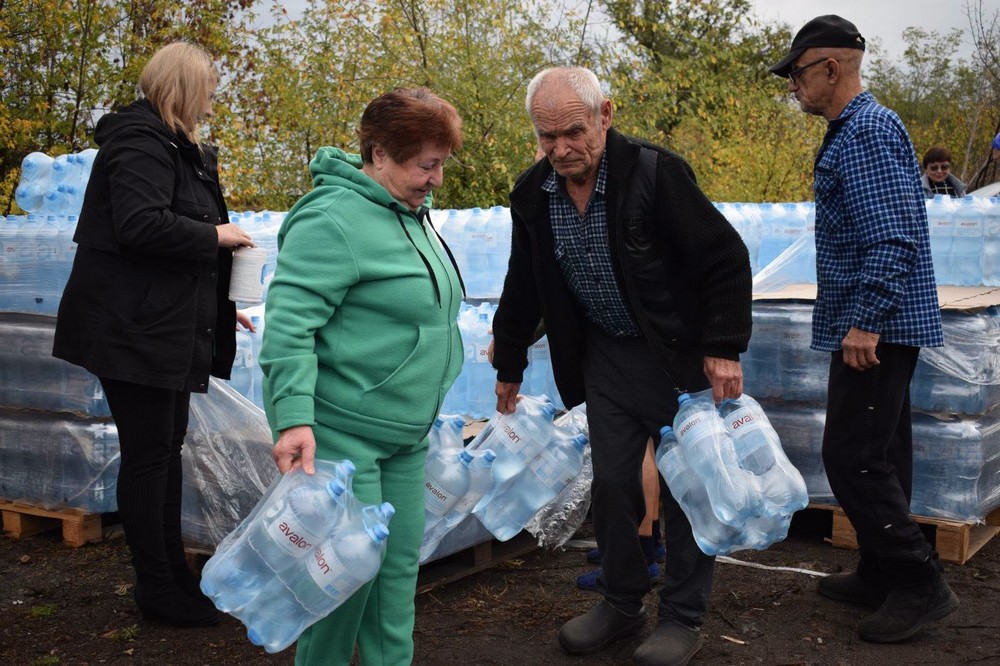 Мешканцям села на Нікопольщині роздали питну воду: фото Мешканцям села на Нікопольщині роздали питну воду: фото