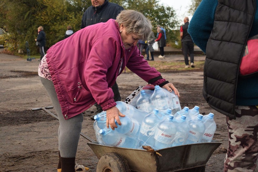 Мешканцям села на Нікопольщині роздали питну воду: фото Мешканцям села на Нікопольщині роздали питну воду: фото