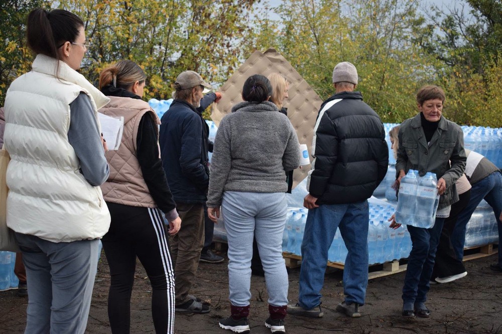 Мешканцям села на Нікопольщині роздали питну воду: фото Мешканцям села на Нікопольщині роздали питну воду: фото