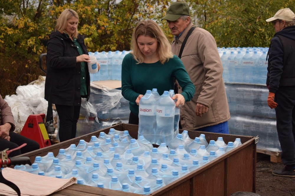 Мешканцям села на Нікопольщині роздали питну воду: фото Мешканцям села на Нікопольщині роздали питну воду: фото