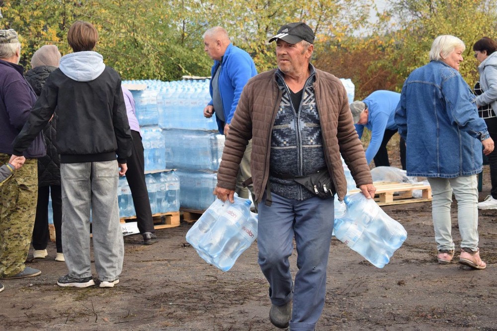 Мешканцям села на Нікопольщині роздали питну воду: фото Мешканцям села на Нікопольщині роздали питну воду: фото