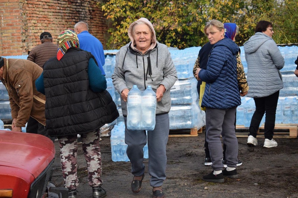 Мешканцям села на Нікопольщині роздали питну воду: фото Мешканцям села на Нікопольщині роздали питну воду: фото