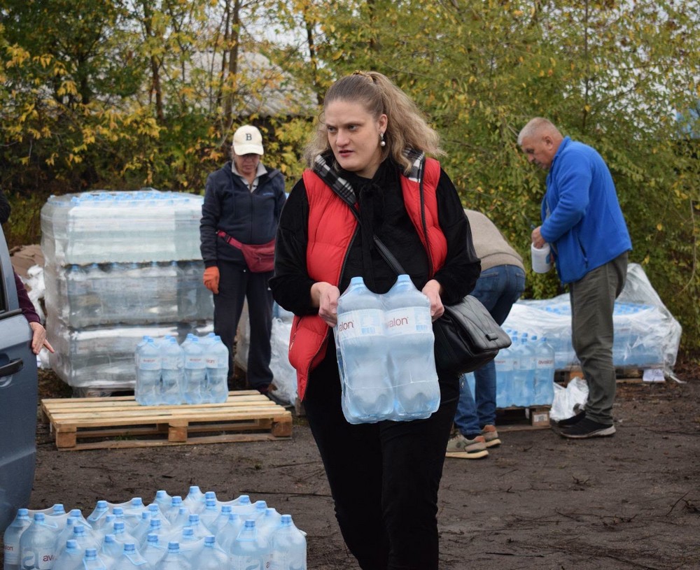 Мешканцям села на Нікопольщині роздали питну воду: фото Мешканцям села на Нікопольщині роздали питну воду: фото