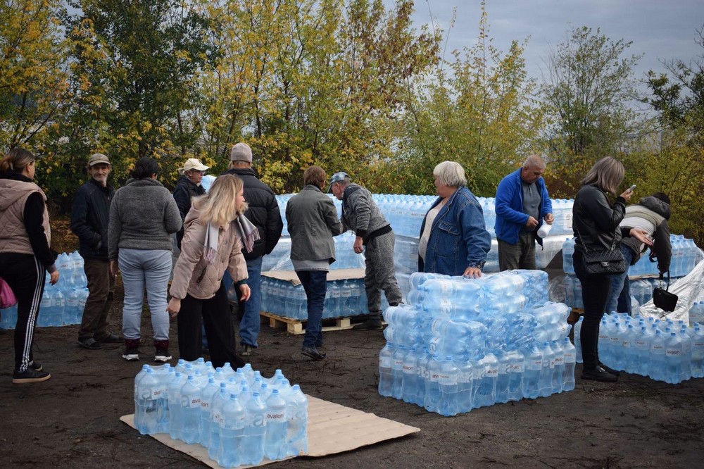 Мешканцям села на Нікопольщині роздали питну воду: фото Мешканцям села на Нікопольщині роздали питну воду: фото