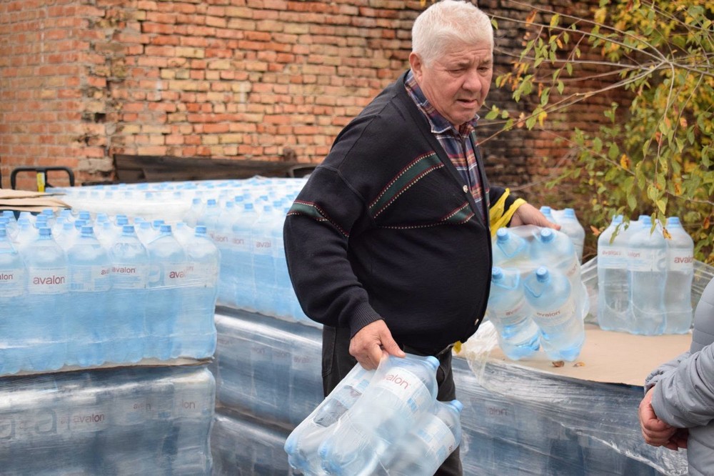 Мешканцям села на Нікопольщині роздали питну воду: фото Мешканцям села на Нікопольщині роздали питну воду: фото