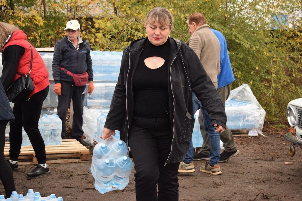 Мешканцям села на Нікопольщині роздали питну воду: фото Мешканцям села на Нікопольщині роздали питну воду: фото
