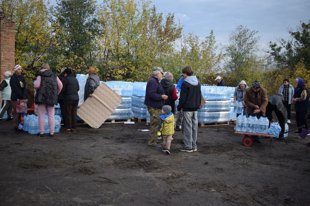 Мешканцям села на Нікопольщині роздали питну воду: фото Мешканцям села на Нікопольщині роздали питну воду: фото