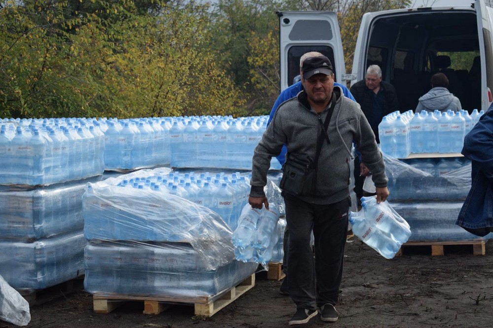 Мешканцям села на Нікопольщині роздали питну воду: фото Мешканцям села на Нікопольщині роздали питну воду: фото