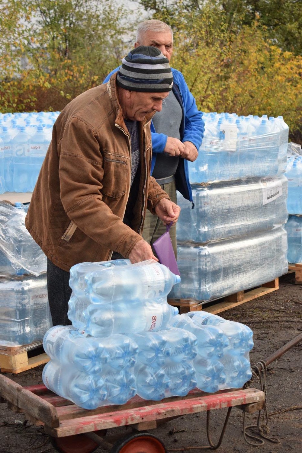 Мешканцям села на Нікопольщині роздали питну воду: фото Мешканцям села на Нікопольщині роздали питну воду: фото