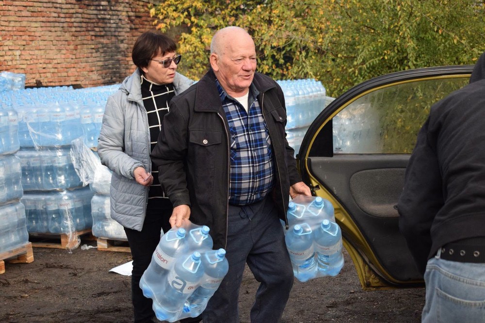 Мешканцям села на Нікопольщині роздали питну воду: фото Мешканцям села на Нікопольщині роздали питну воду: фото