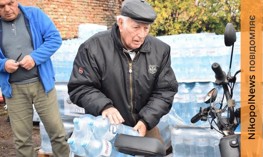 Мешканцям села на Нікопольщині роздали питну воду від благодійників (фото)