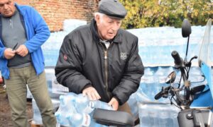 Мешканцям села на Нікопольщині роздали питну воду від благодійників (фото)