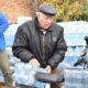 Мешканцям села на Нікопольщині роздали питну воду від благодійників (фото)