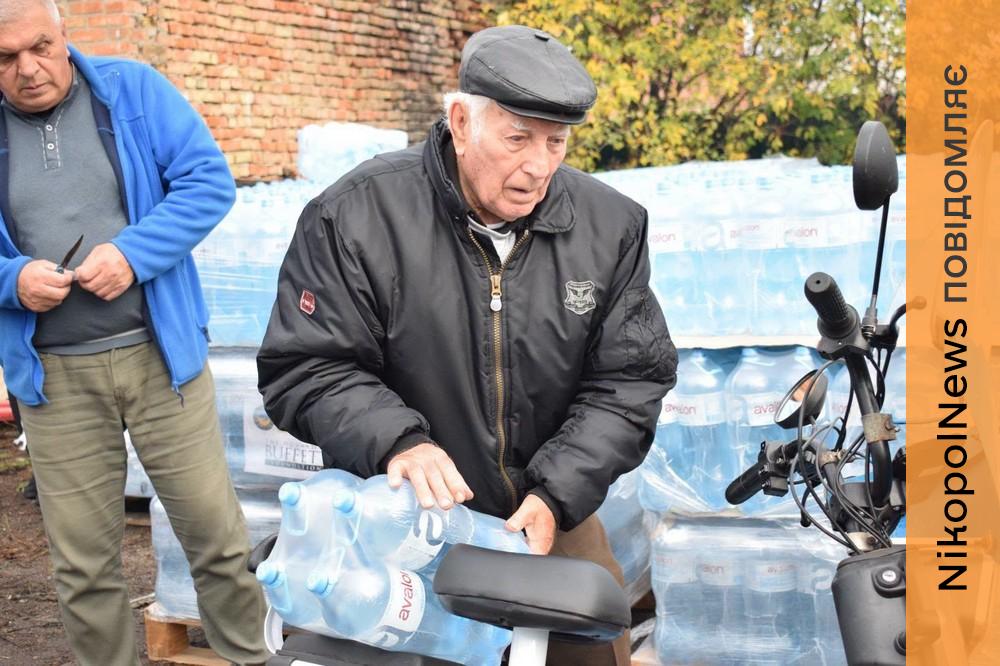 Мешканцям села на Нікопольщині роздали питну воду від благодійників (фото)