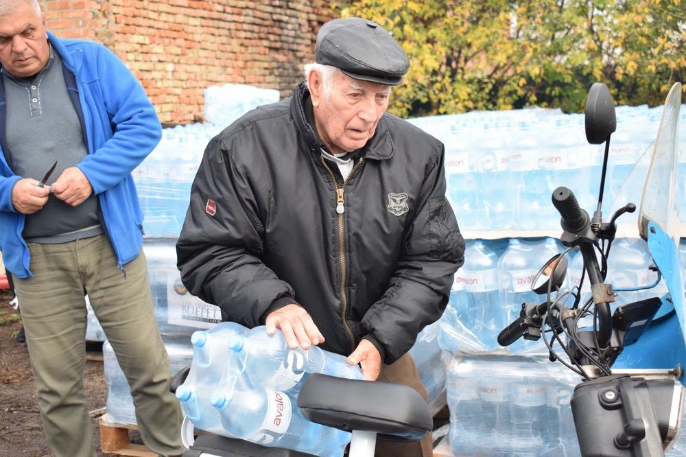 Мешканцям села на Нікопольщині роздали питну воду: фото Мешканцям села на Нікопольщині роздали питну воду: фото