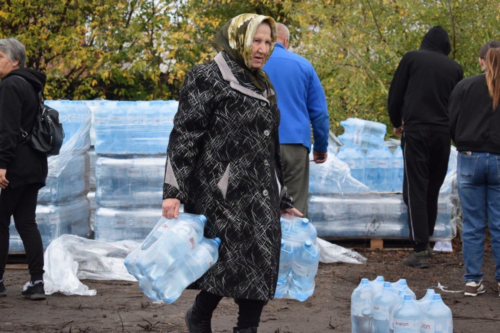 Мешканцям села на Нікопольщині роздали питну воду: фото Мешканцям села на Нікопольщині роздали питну воду: фото