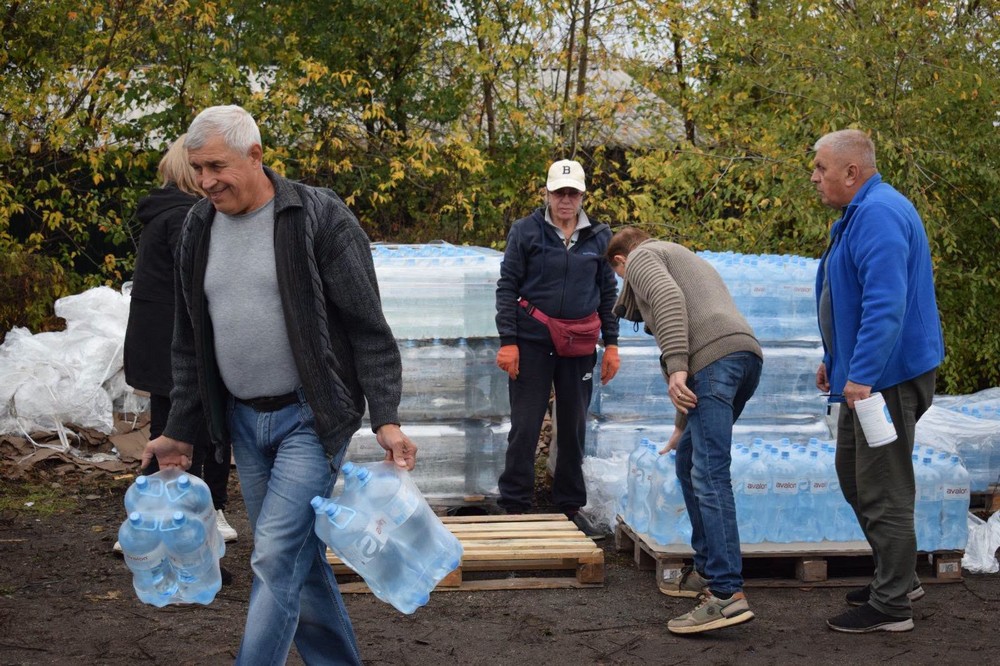 Мешканцям села на Нікопольщині роздали питну воду: фото Мешканцям села на Нікопольщині роздали питну воду: фото