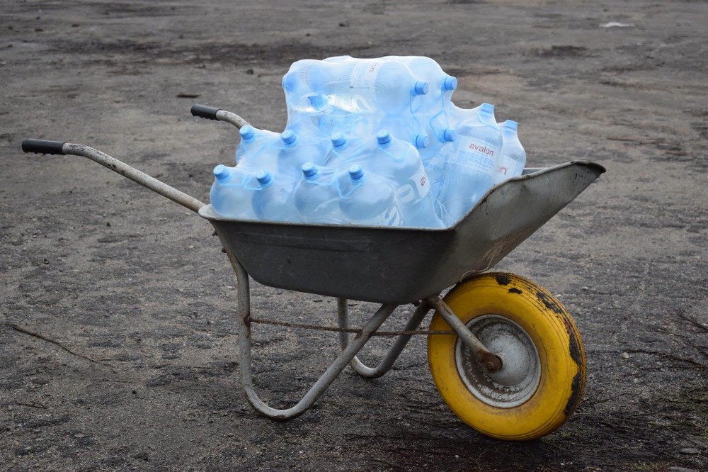Мешканцям села на Нікопольщині роздали питну воду: фото Мешканцям села на Нікопольщині роздали питну воду: фото