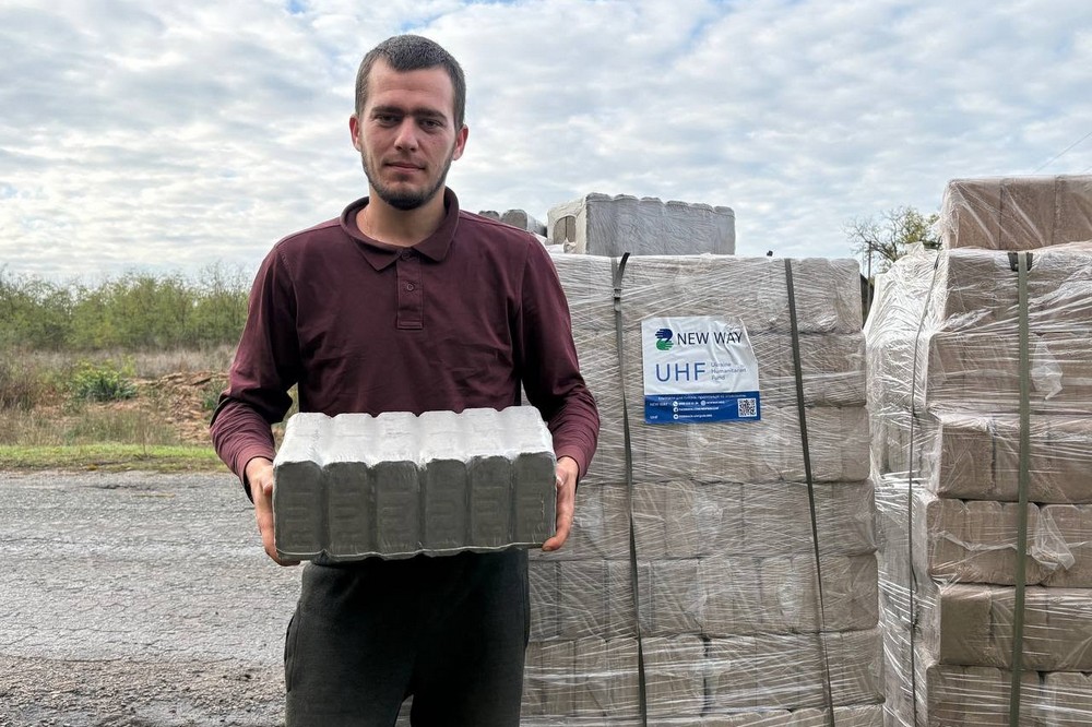Благодійники роздають на Нікопольщині паливні брикети (10) Благодійники роздають на Нікопольщині паливні брикети (10)