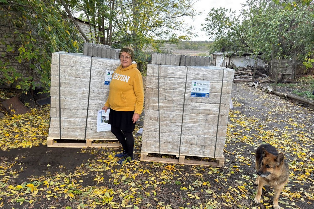 Благодійники роздають на Нікопольщині паливні брикети (7) Благодійники роздають на Нікопольщині паливні брикети (7)