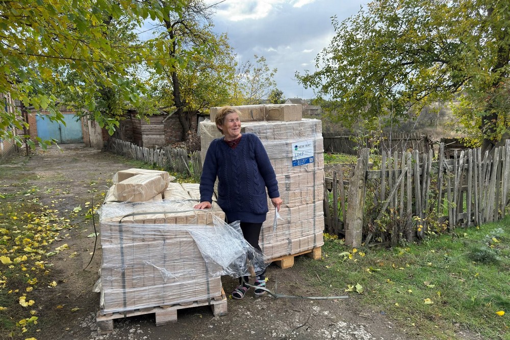 Благодійники роздають на Нікопольщині паливні брикети (9) Благодійники роздають на Нікопольщині паливні брикети (9)