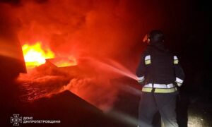 На Дніпропетровщині ліквідували масштабну пожежу, що виникла внаслідок ворожого обстрілу (фото) (1)
