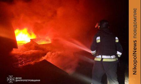 На Дніпропетровщині ліквідували масштабну пожежу, що виникла внаслідок ворожого обстрілу (фото) (1)