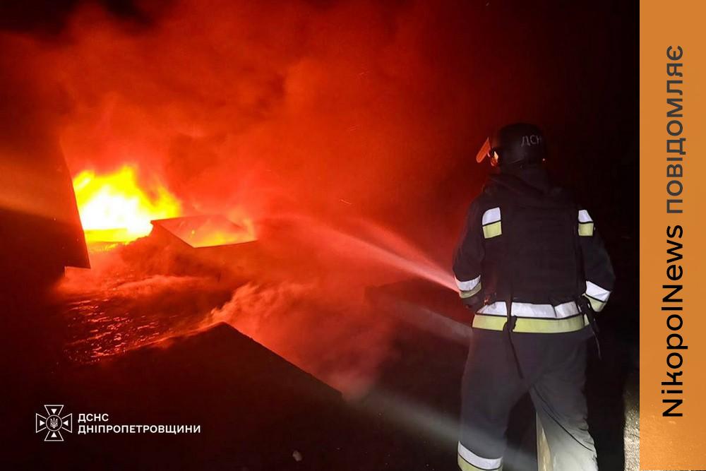 На Дніпропетровщині ліквідували масштабну пожежу, що виникла внаслідок ворожого обстрілу (фото) (1)