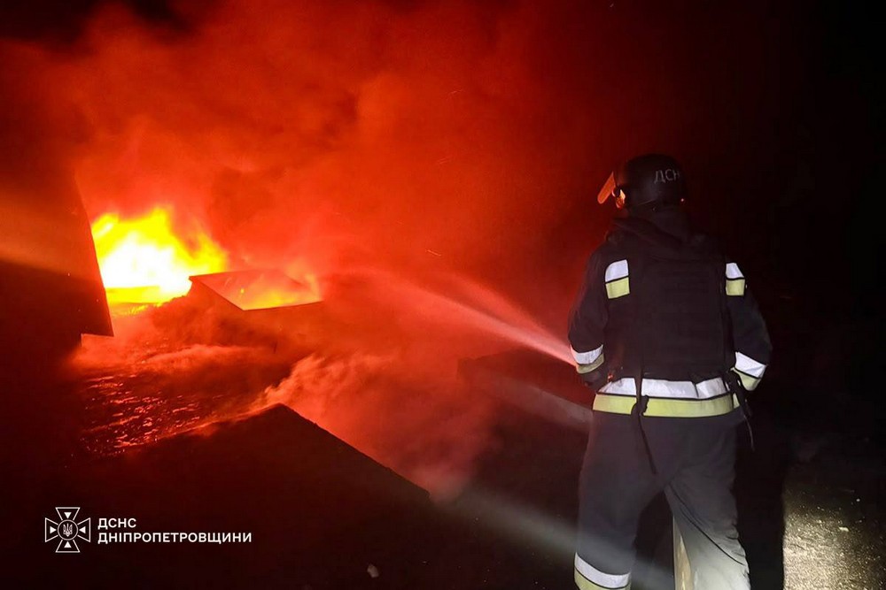 На Дніпропетровщині ліквідували масштабну пожежу, що виникла внаслідок ворожого обстрілу (фото) (1) На Дніпропетровщині ліквідували масштабну пожежу, що виникла внаслідок ворожого обстрілу (фото) (1)