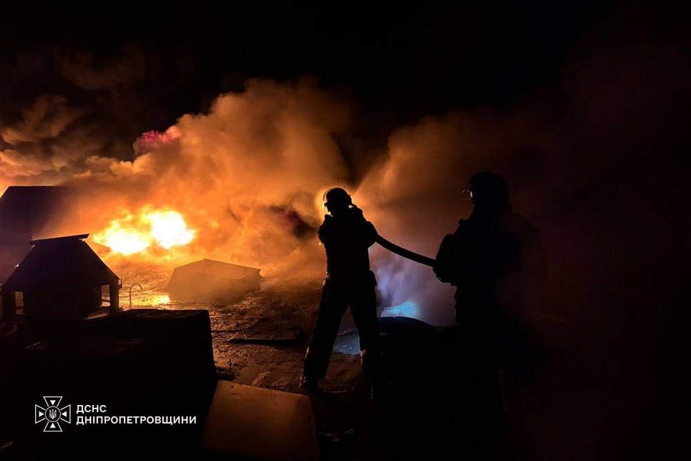 На Дніпропетровщині ліквідували масштабну пожежу, що виникла внаслідок ворожого обстрілу (фото) (2) На Дніпропетровщині ліквідували масштабну пожежу, що виникла внаслідок ворожого обстрілу (фото) (2)