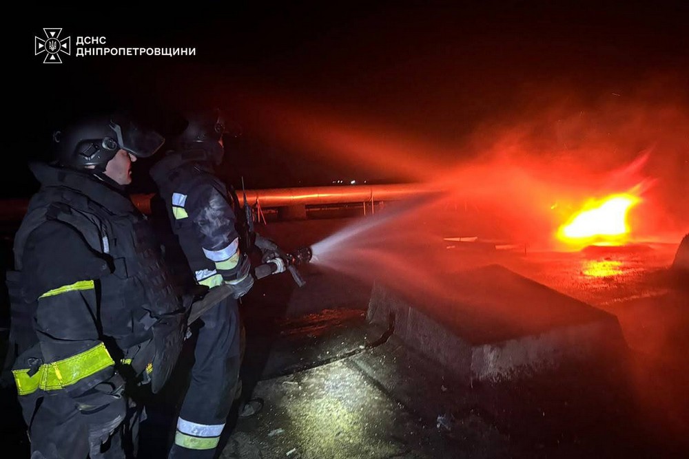 На Дніпропетровщині ліквідували масштабну пожежу, що виникла внаслідок ворожого обстрілу (фото) (3) На Дніпропетровщині ліквідували масштабну пожежу, що виникла внаслідок ворожого обстрілу (фото) (3)
